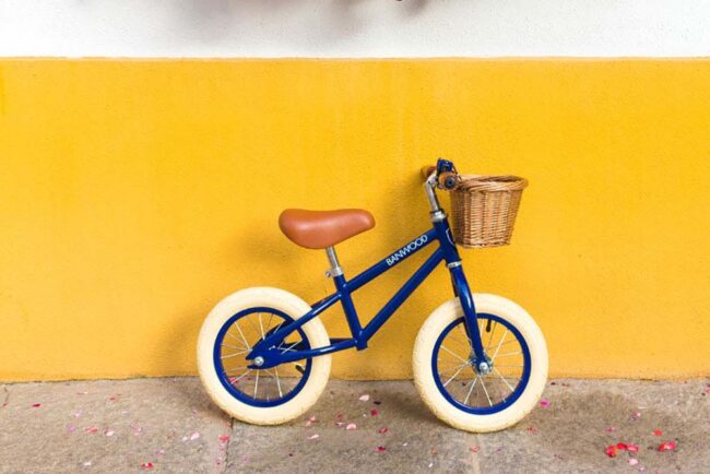 אופני איזון בצבע כחול נייבי