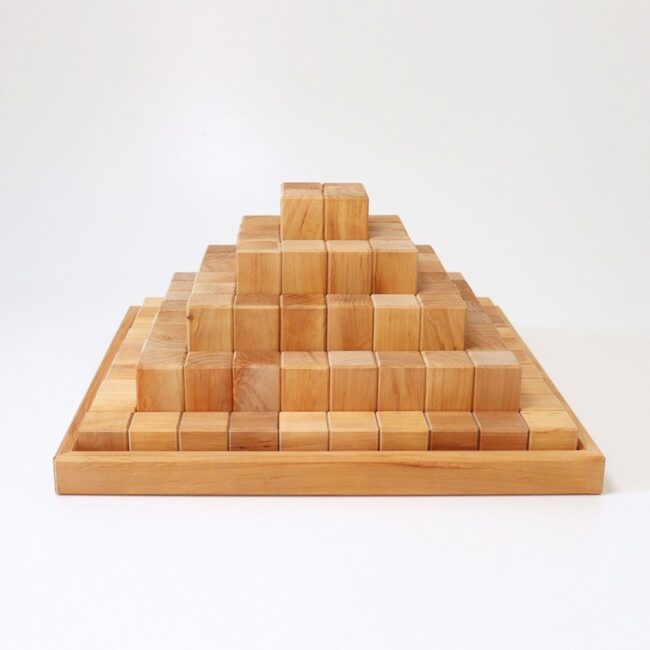 פירמידת עץ טבעית ענקית – Grimms