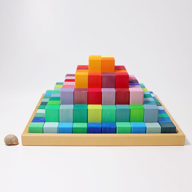 פירמידה צבעונית ענקית – Grimms