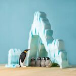 Icy Cliffs And Penguin Family Set2402.jpg