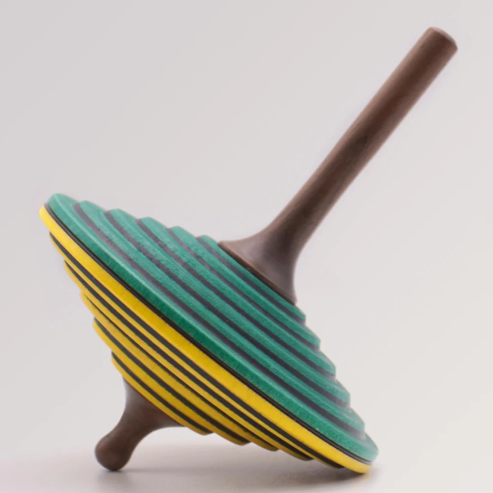 Mader Kreisel Tukan Dunkelgruen Gelb 1024x1024@2x E1733687539348.webp