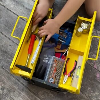 ⁨	⁨	ההשקה החלה והקבוצה פתוחה 🔨✨מדובר בכלי עבודה אמיתיים המיוצרים בגרמניה, באיכות מעולה, כמו של גדולים - אבל מותאמים לידיים קטנות!כשילדים אוחזים במסור, פטיש, מגלף… המותאמים למידותיהם, ניתן לאפשר התנסות בטוחה ומהנה❤️המחירים מעולים מראש ועליהם יש עוד 15% הנחה לכבוד ההשקה🥳
*המחירים יעלו אחרי ההשקה.
*שימו לב: כלי עבודה לילדים אינם משחק ומחייבים ליווי צמוד של מבוגר.סגירת הרכישה המוקדמת: 28.7 או בגמר המלאי .
הגעה: ספטמבר⁩⁩