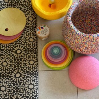 שביזות יום א׳ היא דבר אמיתי… אבל הכנתי הפתעה כייפית להקליל את יום ראשון! השקה למוצרים הכי הכי חדשים של גרימס שהבאתי בהפתעה במשלוח האחרון🌈🌈🌈 עוד פרטים הערב✨ @grimmswoodentoys
