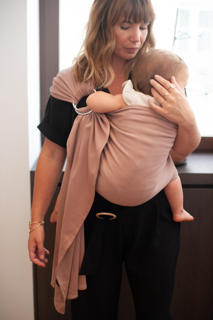 Mama Hangs Porte Bébé Physiologique Sling Terracotta 5