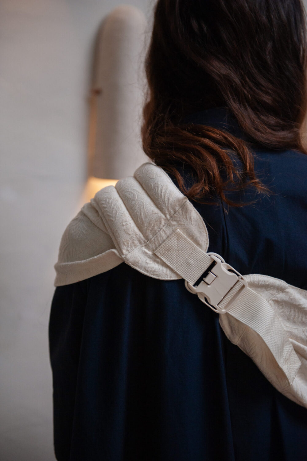 Mama Hangs Porte Bambin Carry & Walk Palm Ecru 0288