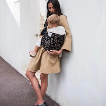 ⁨	מחר נגשים פה עוד חלום יחד ונכניס לשוק הישראלי מותג ששם נשים במקום הראשון. תראו, הילדים יגדלו יופי - עם מנשא או בלי, אבל התקופה הזו שבה הם עוד רוצים שנישא אותם קרוב אלינו - היא תחלוף… הלב שלו על הלב שלי, הריח שלה באף שלי, יד קטנה מלטפת אותי ונשימות עמוקות ושקטות מספרות לי גם בלי שאבדוק, שהיא נרדמה, במקום הכי בטוח עבורה בעולם. אני. * וכן ידוע, אנחנו חייבות לברר מאיפה הכובע בתמונה השנייה 🤭. ‪@mama_hangs‬⁩