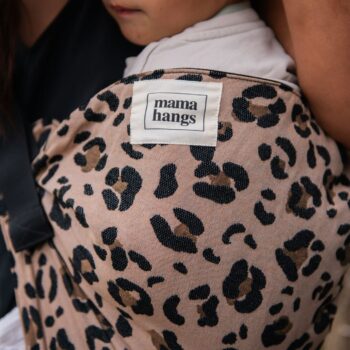 ⁨	כשפגשתי את מאמא הנגס בתערוכה, זיהיתי בדים יפים מאוד ורצועה רחבה באזור הכתפיים. אבל רק כשהתחלתי ללמוד מקריאה ומפגישה עם מומחית, הבנתי עד כמה המנשאים, החזיות והתחתונים הם יותר מיפים. תו תקן✔️ הוא שומר על הילדים שלכן, על מפתח ירכיים תקין, על נתיב אוויר, על קימור הגב, על מגע עם העור העדין שלהם… מנשא טוב גם שומר עליכן כי יש לו מערכת תמיכה וחלוקת משקל טובה. מנשא יכול להיות כלי עזר אדיר להתנהלות קלילה ביום יום וגם לחיבור עמוק וקרוב לתינוקות ולפעוטים שלנו, בתנאי שהוא איכותי, מיוצר מבדים אורגניים ומורכב במדינה שיש בה פיקוח קפדני על התקן ❤️ ‪@mama_hangs‬⁩