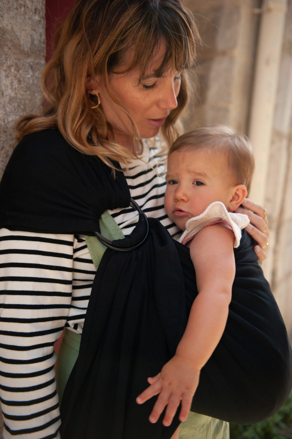Mama Hangs Porte Bébé Physiologique Sling Noir 5