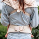 Mama Hangs Porte Bébé Ergonomique Carry&bloom Jacquard Palm Ecru 824 1236 1