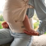 Mama Hangs Porte Bébé Ergonomique Carry&bloom Jacquard Palm Ecru 824 1236 5 2