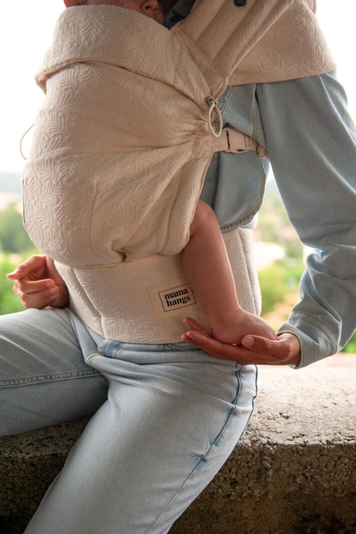 Mama Hangs Porte Bébé Ergonomique Carry&bloom Jacquard Palm Ecru 824 1236 5 2