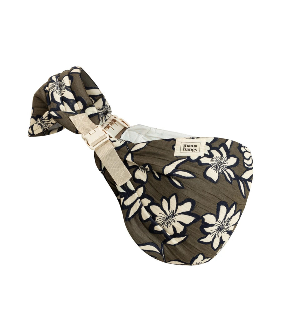Mama Hangs Carry And Walk Jacquard Kyoto Fabrique Au Portugal.webp