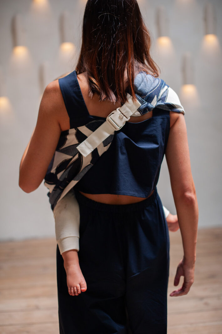 Mama Hangs Porte Bambin Carry & Walk Indigo 1407