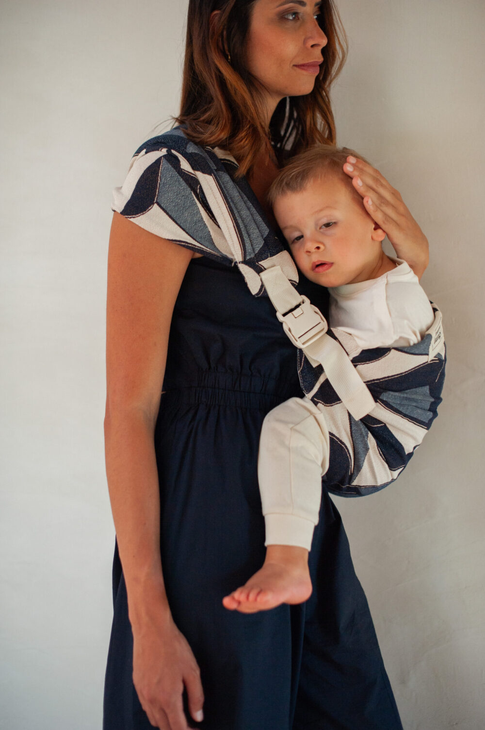 Mama Hangs Porte Bambin Carry & Walk Indigo 1415