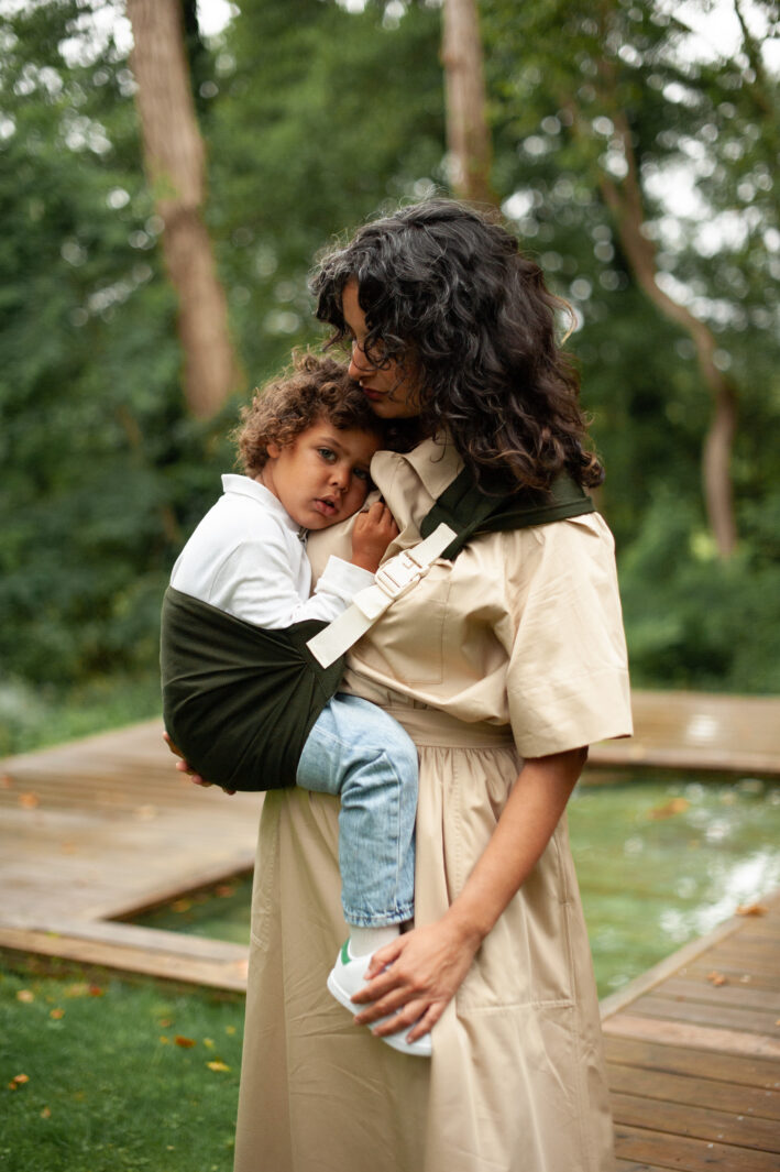 Mama Hangs Porte Bambin Carry & Walk Olive Ecru 1772