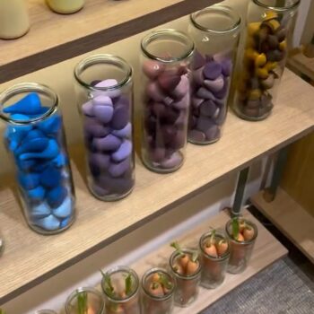 ⁨	קסיאנה, בעלת המותג והיוצרת של גראפאט, ביקשה שנביא לה מצה מישראל - וקיבלה! אנחנו ביקשנו קולקציה חדשה מהפנטת-  וקיבלנו! פרטים נוספים מחר! יודעת שאתן מחכות… 🌸🍄🌳🥮☀️🌚🍅🍉🗻🧫🟠🐆✨ ‪@joguines_grapat‬⁩