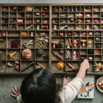 מדובר בקולקציה שבונה גשר בין ריאליסטי למופשט, קולקציה שחוגגת את חשיבות הפרטים הקטנים ואת התשוקה לעבודת יד מסורתית. עכשיו באתר🍄🐆🗻🌸🍅🧺🍉✨ @joguines_grapat