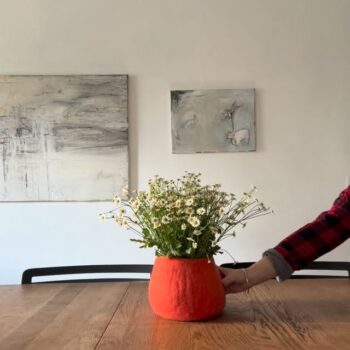 לא השיר שתכננתי לבחור, לא השקט שביקשתי בשביל לגדל את הילדים שלי ולחגוג להם ימי הולדת, אבל אחרי המשבר שחווינו בקורונה הבטחתי לעצמי שלא משנה איזו מציאות תיפול עליי- אני לא קורבן. בעוד הממשלות מנהלות מלחמה, אנחנו ההורים מנהלים את הבית. יום הולדת 16 לזיו שלא הסכימה שאצלם ותמונת האחרי שמספרת שלמרות המצב - אנחנו חגגנו ושמחנו✨