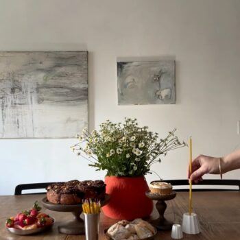 ⁨	⁨	לא השיר שתכננתי לבחור, לא השקט שביקשתי בשביל לגדל את הילדים שלי ולחגוג להם ימי הולדת, אבל אחרי המשבר שחווינו בקורונה הבטחתי לעצמי שלא משנה איזו מציאות תיפול עליי- אני לא קורבן. בעוד הממשלות מנהלות מלחמה, אנחנו ההורים מנהלים את הבית. יום הולדת 16 לזיו שלא הסכימה שאצלם ותמונת האחרי שמספרת שלמרות המצב - אנחנו חגגנו ושמחנו✨⁩⁩