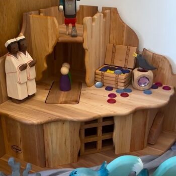 ⁨	היום שיחקתי לראשונה עם אי הפיראטים של דרווארט, אבל את המותג אני מכירה כבר שנים. מטבח יפייפה עם ויטרינה, רכב הקמפינג שאנחנו אוהבות, בתי בובות ועוד ועוד… קבוצה חדשה לדרווארט עם 20% הנחה - התחלנו! לינק בביו✨⁩