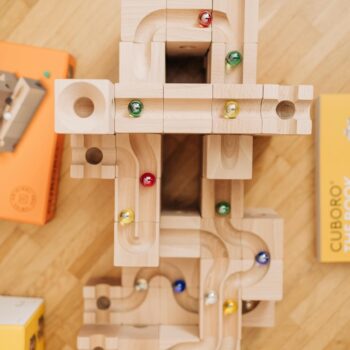 הערב תקבלו הזדמנות להכניס לבית משחק שהוא גם ובעיקר לילדים גדולים. אתן שואלות אותי המון ואני מחפשת המון, כי גם הילדים שלי גדלים. תראו, אפשר לסגור את הסיפור עם מסכים אבל זה כל כך צורם… אני רואה אצלי בבית: יש מסכים, אבל כשאני יושבת עם קיובורו על השטיח, תמיד בשלב מסויים מישהו יצטרף אליי. ״אמא מה את בונה?״ ואני עונה ״לא יודעת, חיכיתי שתצטרף כדי לגלות״… @cuboro