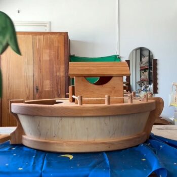 ספינת הפיראטים חוזרת למלאי בדרופ הערב🏴‍☠️ עם הקבינה או עם מפרש, היא ערוכה לכל הרפתקאה שהילדים ירצו לדמיין….✨ @ostheimerwoodentoys