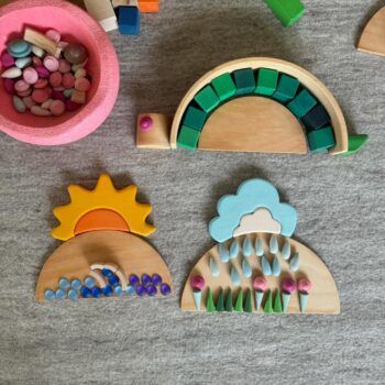 הרעיון במשחק פתוח הוא שאפשר לחזור אליו שוב ושוב ולשחק בו בדרכים שונות. לחלקים שמעודדים משחק פתוח אנחנו קוראים ״חלקים חופשיים״, כלומר - הם חופשיים מלהיות רק דימוי אחד. קוביות ירוקות יכולות להיות חומה במסלול כדורים ואח״כ שריון של צב, עיגול ורוד יכול להיות פרח או עין של צב 🧿 וכן הלאה…  לפעמים למבוגרים קשה כשאין הוראות לכל משחק, אבל ככל שתתאמנו ותלמדו מהילדים - תרגישו שוב את החופש שיש בלהמציא וליצור✨