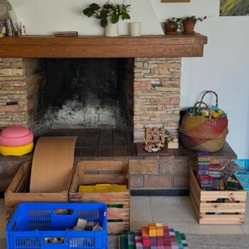 כזו הטבה בזמן קנייה מוקדמת עדיין לא היתה לנו! הערב 25% הנחה על קיובורו! מסלולי הגולות היוקרתיים משוויץ🇨🇭 המלצה - חברו עם הפרמידה הגדולה של גרימס מתוך הקבוצה שעדיין רצה… זה השילוב האולטימטיבי! הפרמידה מרימה את חלקי העץ של קיובורו, כך שלא צריך ״לבזבז״ קוביות קיובורו על בניית הבסיס וההגבהות. בנוסף בפרמידה יש חלקים מאורכים שמייצרים חומות בתוך בניית המסלולים של קיובורו. החומות מבטיחות שהגולה לא תעוף מחוץ למסלול✨