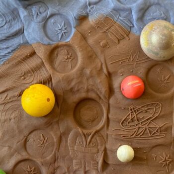 חשבתי שחותמות מקבעות את היצירתיות. זו הסיבה שלא היו חותמות בחנות עד עכשיו. מזל שיש אתכן, מתעקשות איתי ומאתגרות אותי, גורמות לי לחשוב שוב, להבין שהמחסום היחידי בדרך ליצירתיות הוא תפיסות מקובעות של מבוגרים. לקחתי את החותמות ואפשרתי לעצמי להיות ילדה! להמציא חיבורים! לתכנן קומפוזיציות! החותמות הן כלי עבודה - הן לא הפיתרון. השתמשתי בהן, נעזרתי בהן, שיחקתי איתן … ועפתי 🛸❄️✨