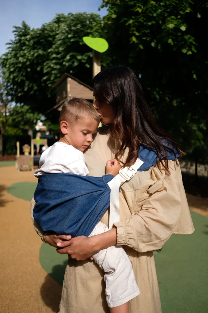 Porte Bebe De Mama Hangs Qui Facilie Le Portage Des Balbins De 9 Mois A 4 Ans.jpg Porte Bebe De Mama Hangs Qui Facilie Le Portage Des Balbins De 9 Mois A 4 Ans.jpg