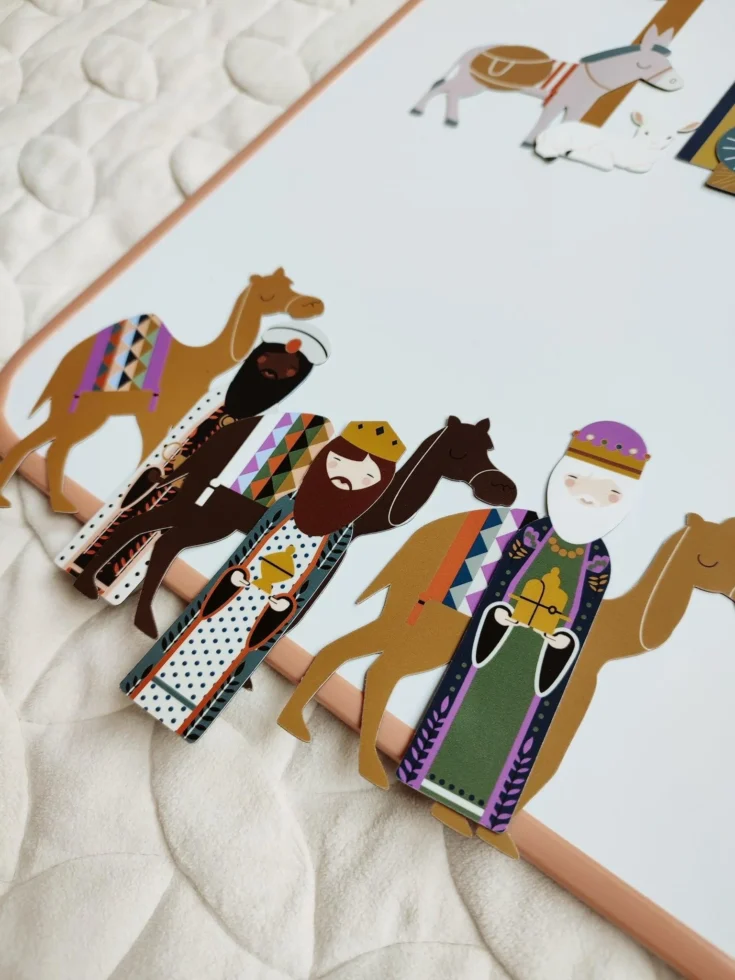 Creche Roismage Magnets Macabaneareves.jpg