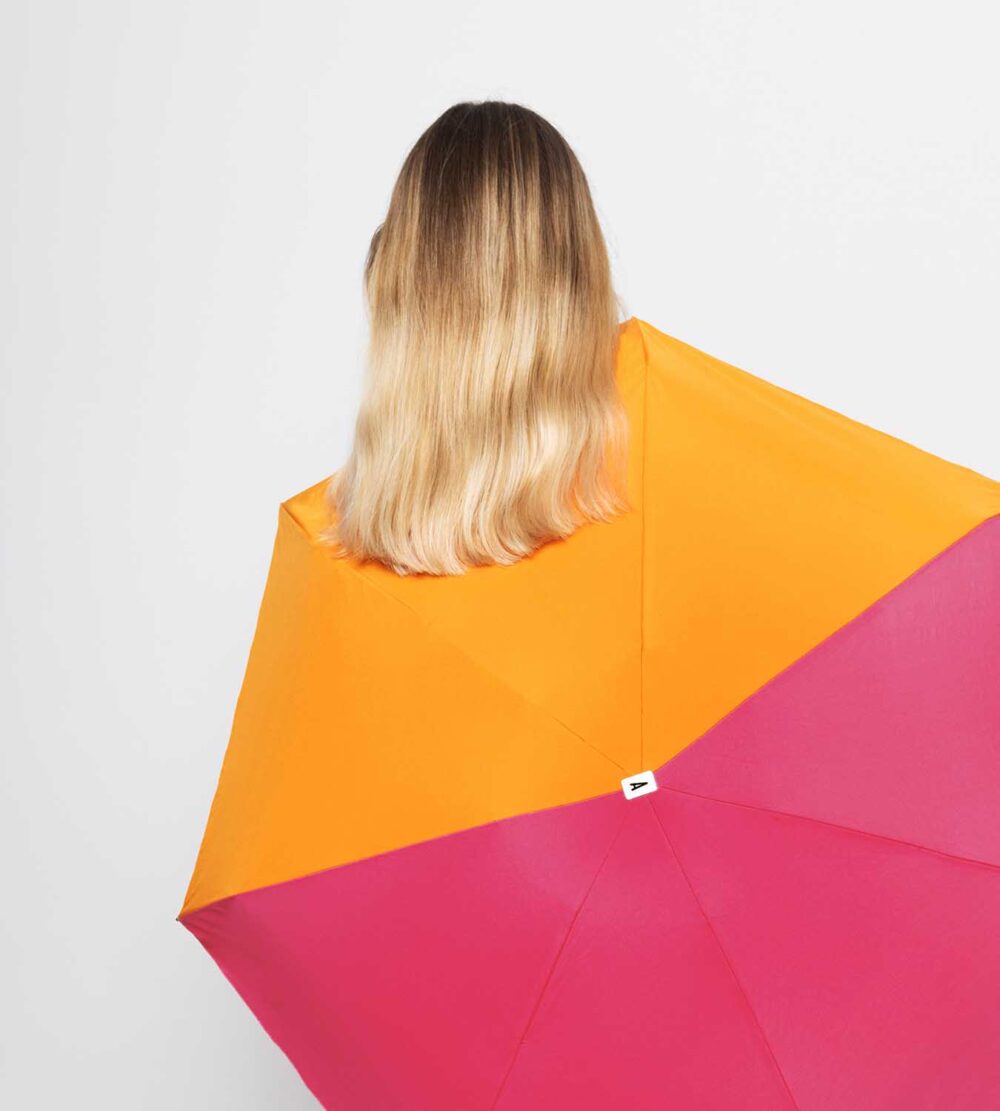 Mini Parapluie Bicolore Rose Fuchsia Orange Femme De Dos Anatole